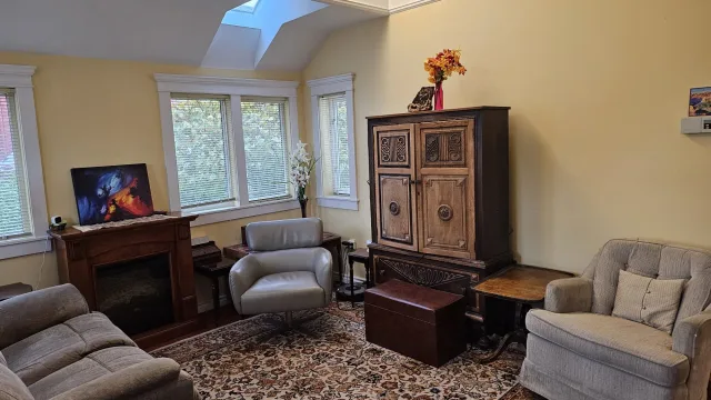 Quiet and Comfortable Oak Bay Home